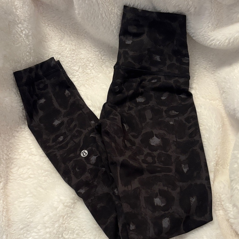 Lululemon Wunder Train Tight 25" Leopard Spray.
